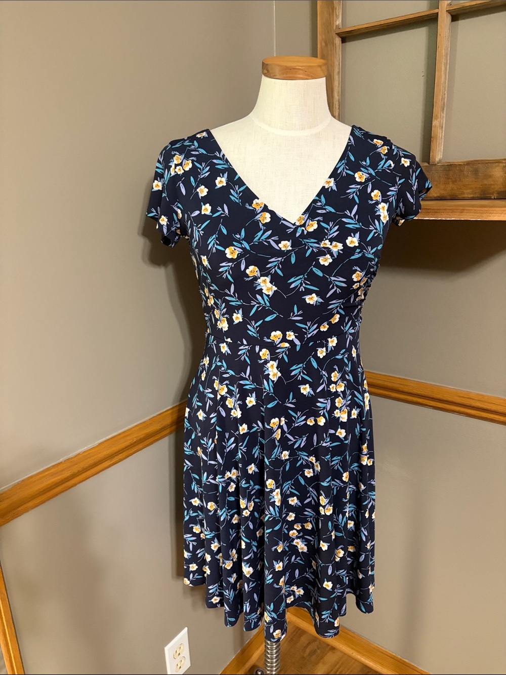 Kaileigh Arnandine Navy Floral V-Neck Fit & Flare knit Dress size small